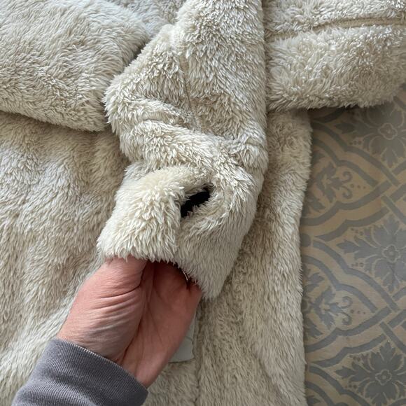 Flylow brand fuzzy fleece - Picture 3 of 3